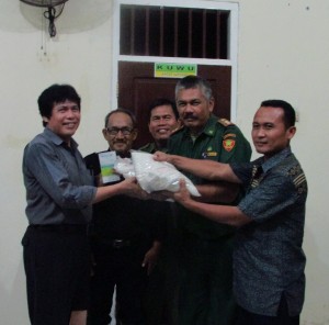 Dari kanan: Gatot Sutrisno,Herman Taufik,Maksun dan Taufik Hidayat menyerahkan 10 kg beras Impari-33 yang baru digiling kepada wartawan Media Pertanian online www.sembadapangan.com (Foto:sembada/rori)