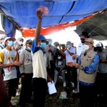 Dana pembinaan kelompok tani sebesar 1 juta rupiah dari Kadinastan Prov.Banten Ir Agus M.Tauchid (kanan) Foto:sembada/rori)