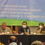Kepala Seksi Pascapanen Nurihyatun,SP,MP (kanan) sebagai moderator dengan pembicara Achmad Yusuf,SP,MSi dan Ir Gazali Hamzah (Foto:sembada/rori)