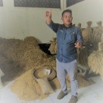 Ikhwan Munajat di gudang benih yang sudah jadi dan siap dikemas dan dikirim kepada petani di Jawa Baraqt dan Sumatera (Foto:sembada/rori)