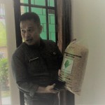 Kepala Balai Benih Induk (BBI) Warung Kondang Ikhwan Munajat,SE menunjukkan bernih padi varietas pandan wangi (Foto:sembada/rori)
