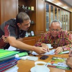 Dr Ir Hasil Sembiring dan staf Ir Yayat Hidayat (kanan) (Foto:Sembada/rori)
