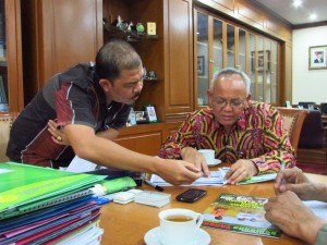 Dr Ir Hasil Sembiring dan staf Ir Yayat Hidayat (kanan) (Foto:Sembada/rori)