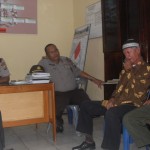 Kapolsek Hamparan Perak A.Marpaung (kanan) didampingi wakil Arifin dan Abdul Muis (Foto:sembada/dok)