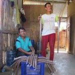 Petani perawat Horti Park Paul dan Gunawan siapkan pupuk organik untuk semai benih hortikultur (Foto:sembada/rori)