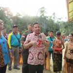 Direktur Pengembangan Daerah Rawan Pangan Supriadi menerima gunting dan kunci pembuka pintu pabrik (Foto:sembada/rori)