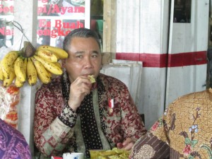 Menteri Desa nikmati kerupuk dan mbakwan (Foto:sembada/rori)