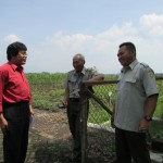 Pemulia ubi kayu Joko Restujuono (kanan)-Sudaryono (tengah) dan Wartawan Media Pertanian Henry Supardi (Foto:sembada/rori)