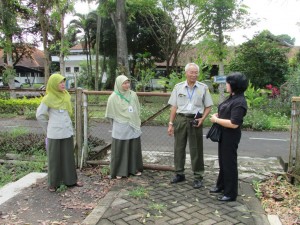 Dr Kartika-Rahmi,STP-Prof Dr Sudaryono dan Wartawan Media Pertanian online Fitria Rorita (Foto:sembada/henry)