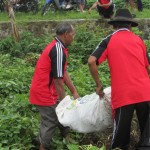 Supardi dibantu anggota Koptan Sembodo menepikan hasil panen (Foto:sembada/rori)