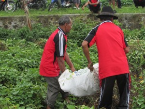 Supardi dibantu anggota Koptan Sembodo menepikan hasil panen (Foto:sembada/rori)