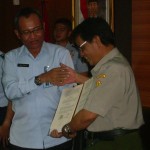 Dirjen PKH I Ketut Diarmita (kanan) menerima dokumen Nota Kesepahaman  kerjasama dari Dirjen Pemasyarakatan I Wayan Dusak (Foto:sembada/mare)