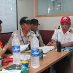 Kepala Operasi Karantina Tjg Perak Riadi Suryono (kiri) bersama staf menemui kapten kapal MV Gryman Express (kanan) untuk memeriksa dokumen dan ternak yang diangkut (Foto:sembada/mare)