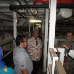 Kabid Produksi Peternakan  Dinas Peternakan Prov.Jatim M.Tjahjono (tengah) dan Pejabat BRI Pusat Joko Purwanto (kanan) turut memeriksa kondisi ternak (Foto:sembada/mare)