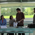 Riska dan Lilis bincang dengan Wartawan Media Pertanian online www.sembadangan.com Henry Supardi disaksikan Suharno, SP,MP (kanan) (Foto:sembada/rori)