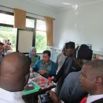 Kepala Laboratorium Pascapanen Dr Yul Bahar (tengah) dengan bangga uraikan proses pascapanen dan bahan olahan kepad tamu dari Nigeria yang serius mencermatinya (Foto:sembada/rori)