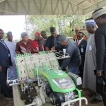 Kepala Laboratorium Mekanisasi Dr Susilo Wibowo uraikan cara kerja mesin tanam semai kepada tombongan dari Nigeria (Foto:sembada/rori)