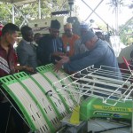 Dr Susilo Wibowo menjabarkan bagaimana semai padi ditaruh setelah tamu gencar bertnya. "Wou, what helpfully this machine work" kata tamu. (Foto:sembada/rori)