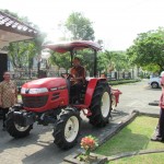 Traktor milik STPP Yogya baru dikeluarkan dari laboratorium sedang dicoba Rajiman disaksikan Hermawan dan Henry (Foto:sembada/rori)