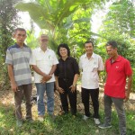 Soleh, Edi Sujono, F.Rorita, Sigit dan Subardi di hamparan kebun pisang (Foto:sembada/mare)