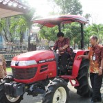 Disaksikan Hermawan, Rajiman perintahkan wartawan Media Pertanian online www.sembadapangan.com menjajal traktor (Foto:sembada/rori)