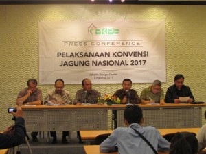 Para pemuka budidaya dan ingustri jagung dari kiri Anton Supit, Udoro Kasih, Siswono Yudho Husodo, Adhi Widhiharto, Sudirman dan Yeki (Foto:sembada/rori)