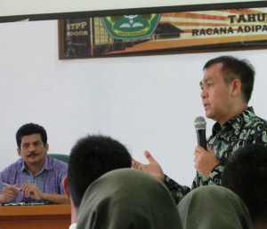 Didampingi Ketua STPP Ir Nazaruddin (kiri) Staf Ahli Menteri Pertanian Dr Herodian memaparkan kebijakan pembangunan pertanian (Foto:sembada/rori)