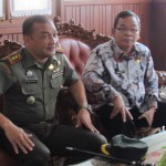 Komandan Kodim Letkol Sarwo Supriyo dan Kadinas Pertanian Tanaman Pangan Ir Mustadi (Foto:sembada/rori)