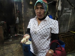 Popon Mulyani tunjukkan rebusan ampas tahu untuk diolah jadi minuman 'nata de soya' (Foto:sembada/rori)