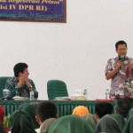 Ketua STPP Bogor Ir Nazaruddin,MM (kiri) memandu dialog dengan mahasiswa-mahasiswi dengan Anggota Komisi IV DPR Ichsan Firdaus (kanan)  (Foto:sembada/rori)