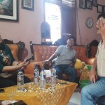 Wartawan Media Pertanian online Fitria Rorita mewawancarai Pariaman dan Manangar (Foto:sembada/henry)