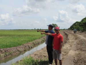 Seolah dikomando karena semangat besar Sidin (kanan) dan Amin menunjukkan hamparan 655 ha rawa pasang surut untuk Program SERASI (Foto:sembada/rori)