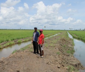 Petani Amin Sajada (kiri) dan petani Sidin Ardian Kanan di saluran yang telah selesai (Foto:sembada/rori)