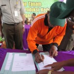Ketua Koptan Sumber Maler III Suwardi menandatangani nota kesepahaman untuk penjualan dan pembelian kedelai petani oleh perusahaan CV Ersan Putra (Foto:sembada/rori)