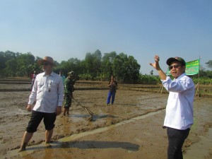 Ali Jamil (kiri) dan Ugi Sugiharto mengajak para petani turun ke sawah memulai tabur benih langsung di lahan yang telah digenangi secukupnya (Foto:sembada/rori)