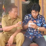 Wartawan Media Pertanian online www.sembadapangan.com Henry Supardi (kanan) bincang dengan Wawan (Foto:sembada/rori)