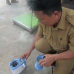 H.Wawan memperagakan alat pengukur rendemen atau kadar air jagung hasil petani dengan standar sesuai kebutuhan industri (Foto:sembada/rori)