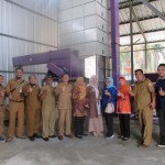 Para anggota tim Pemantau dan evaluasi Pengembangan Kawasan Jagung Berbasis Korporasi dari beberapa lembaga dengan latar belakang mesin pengering jagung standar industri (Foto:sembada/rori)