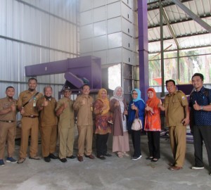 Para anggota tim Pemantau dan evaluasi Pengembangan Kawasan Jagung Berbasis Korporasi dari beberapa lembaga dengan latar belakang mesin pengering jagung standar industri (Foto:sembada/rori)