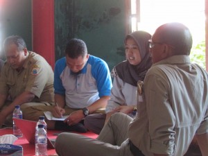 Dalm Rapat Evaluasi Penananam Jagung di Kab.Lebak, Puji Astuty, SP,MP, SP (dua kanan) menjelaskan semua stake-holders baha-membahu kesuksesan pilot project jagung nasional (Foto:sembada/rori)