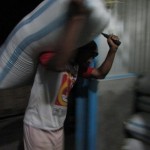 Para pekerja di UD Sumber Makmur mengangkut padi dari truk untuk dikeringkan di vertical dryer pada malam hari (Foto:sembada/rori)