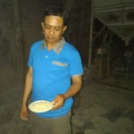 Joko Warlanto menunjukkan beras sekali giling yang masih membutuhkan penggilingan lanjutan dengan mesih sosoh (Foto:sembada/rori)
