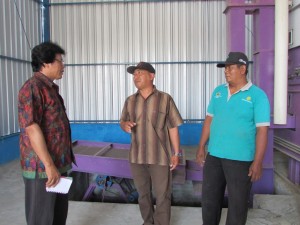 Harjanto (tengah) dengan latar belakang vertical dryer bersama Ladiyanto menjelaskan manfaat alat dan mesin pertanian atau alsintan yang diterimanya telah meningkatkan perekonomian petani (Foto:sembada/rori)