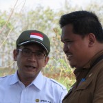 Kepala Desa Cibulan Iwan Gunawan,SIP (kanan) bincangkan perluasan pengolahan tanah marjinal kepada Ugi Sugiharto,SIP,MM dari Bagian Perencanaan Ditjen Tanaman Pangan, Kementerian Pertanian (Foto:sembada/rori)