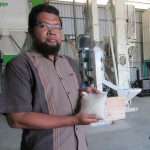 Ketua Koptan Ngudi Rahayu Fakih Hanafi, SP yang menjadi pengelola pabrik penggilingan dan pengeringan (dryer) milik Gapoktan Ngudi Makmur menunjukkan beras yang baru sekali olah (FotoLsembada/rori)