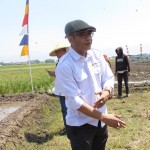 Ugi Sugiharto mengatakan semasih ada potensi air kendati jauh harus dimanfaatkan optimal untuk olah tanah (Foto:sembada/rori)