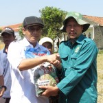 Ugi Sugiharto serahkan bantuan benih kepada petani (Foto:sembada/rori)