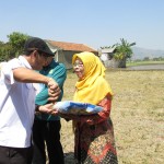 Ugi Sugiharto serahkan bantuan denih kepada Euis anggota Koptan Sariwangi (Foto:sembada/rori)