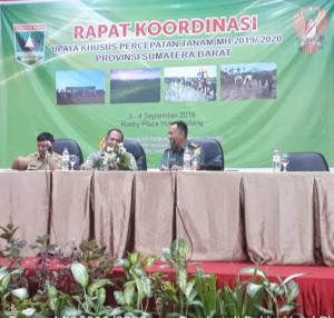 Koordinator Upsus PJK Wilayah Sumbar Ditjen Tanaman Pangan, Kementan Edy Purnawan,SP,MSc (tengah) membuka Rakor Percepatan Tanam (Foto:sembada/rori)