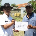 Kepala Dinas Pertanian Kab.Bandung serahkan bantuan pompa kepada Ketua Gapoktan Mekar Jaya Asepullah (Foto:sembada/rori)